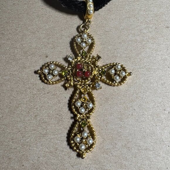 Vintage Gerard Yosca gold cross pendant on a black velvet rope signed - Picture 2 of 8